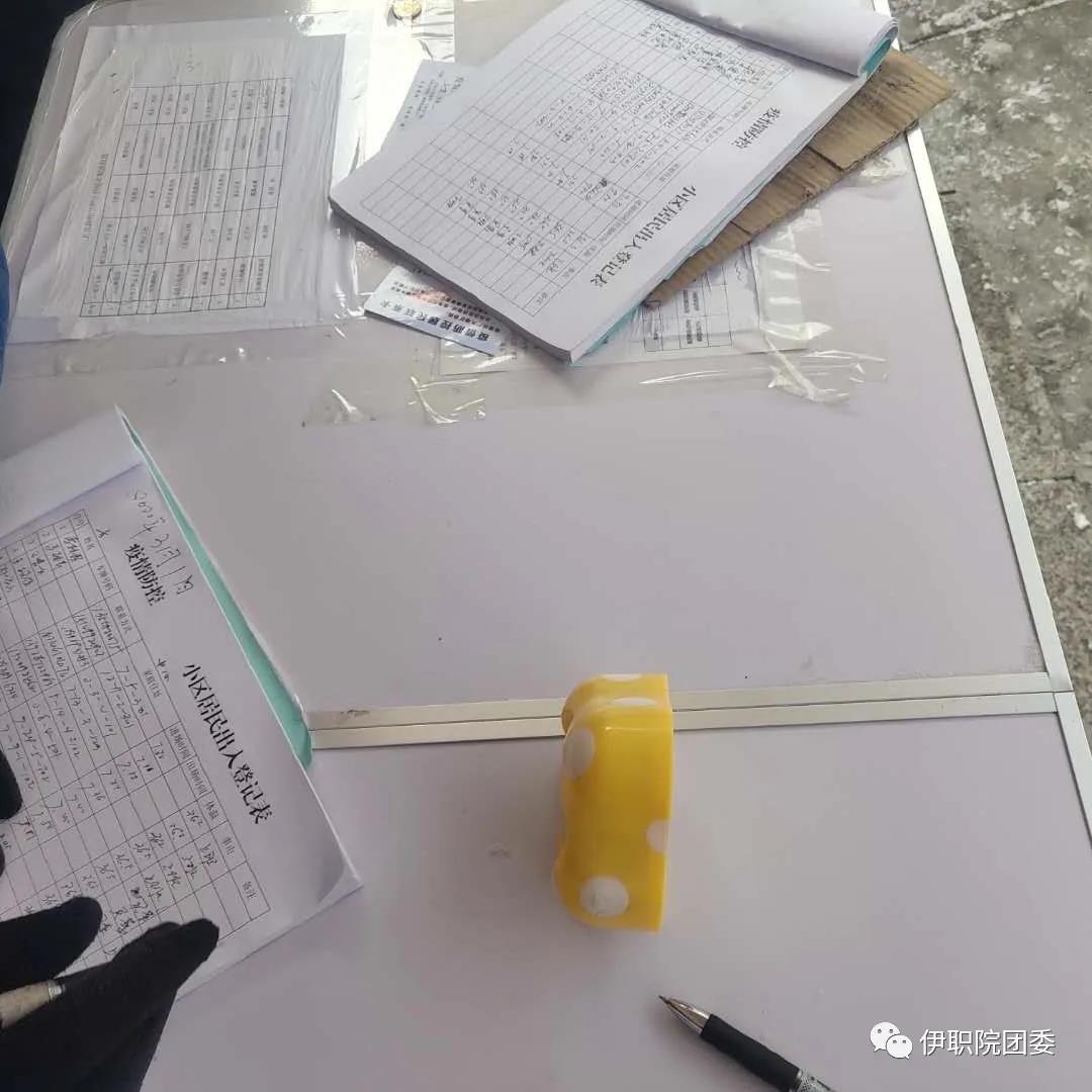 職院學(xué)子用實(shí)際行動(dòng)踐行“雷鋒”精神 職院學(xué)子用實(shí)際行動(dòng)踐行“雷鋒”精神